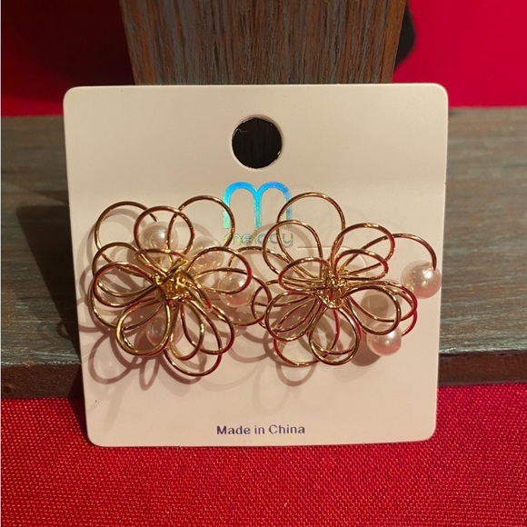 Jewelry - Elegant Gold and Pearl Flower Earrings

            NEW